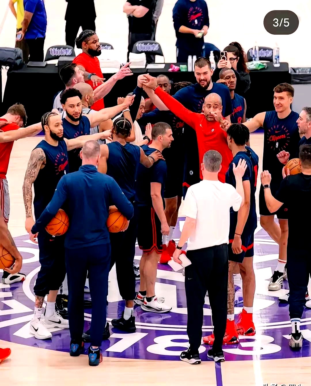 爱游戏体育-包含洛杉矶快船内部会议纪要流出：今晨战术微调，NBA季后赛使命明确，训练强度明显提升的词条