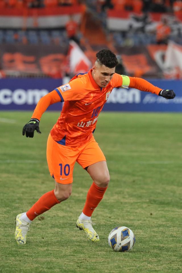 赛前体能课后，夏洛特黄蜂手感冰凉备战亚冠，话题不断，更衣室氛围转暖(巨石强森末日崩塌)